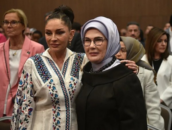 Emine Erdoğan'dan barış ve adil düzen çağrısı! 'Çocuklar uykularında bombalarla öldürülüyor'